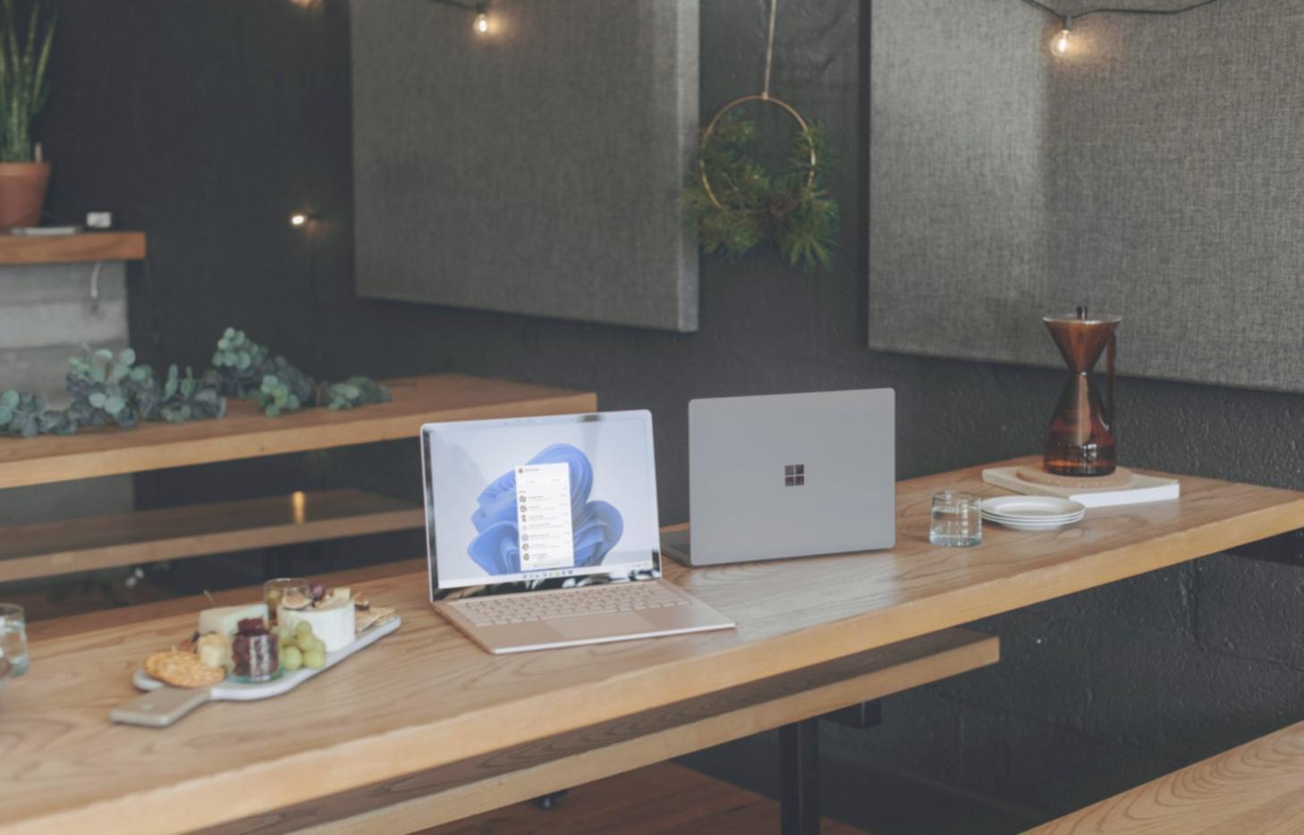 Consulente finanziario che analizza documenti di bilancio con cliente