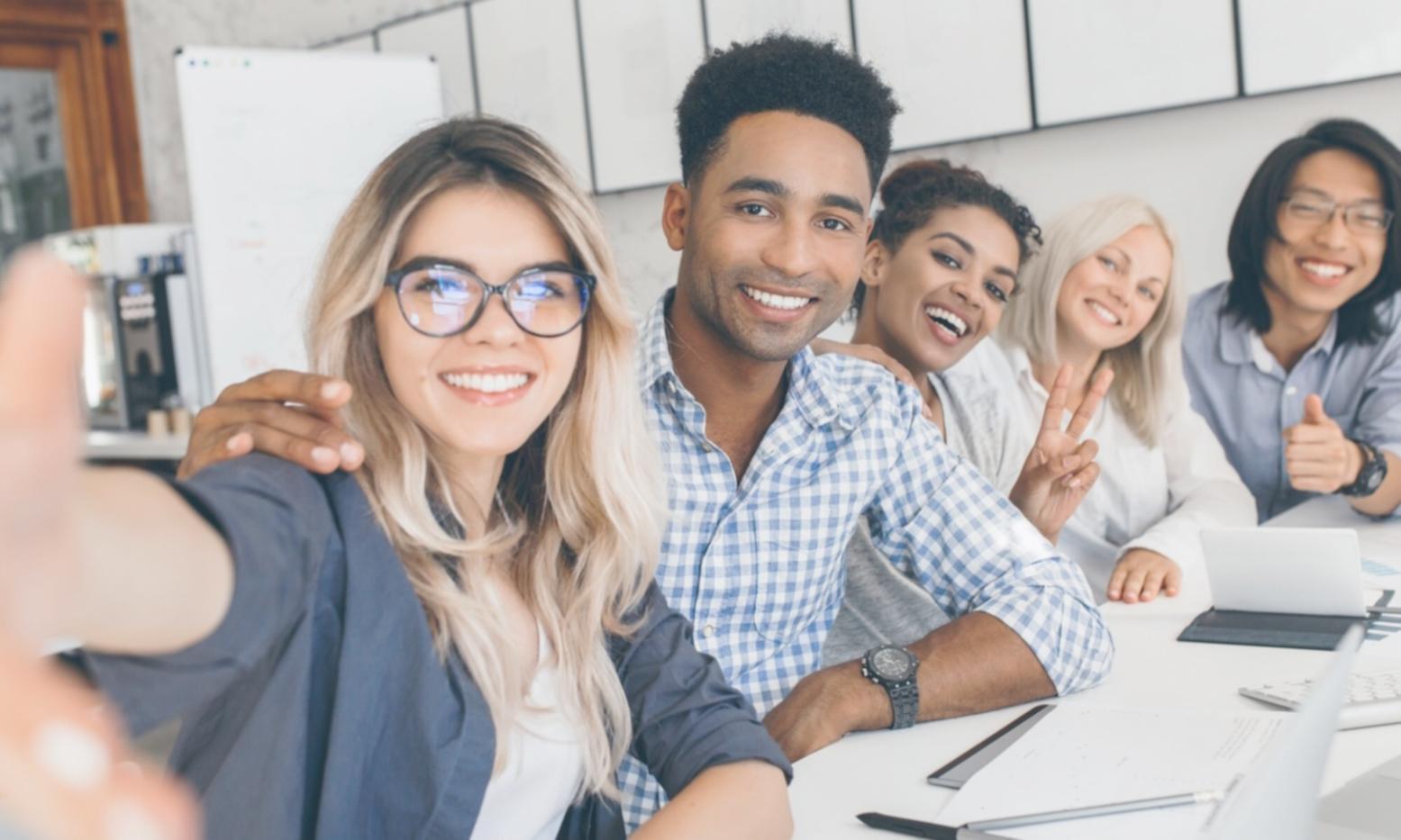 Gruppo di imprenditori in sessione collaborativa di discussione finanziaria